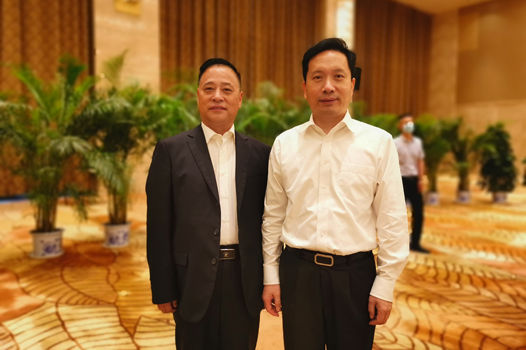2021.05.10陕西省委副书记、省长赵一德在第十一届全球秦商大会代表座谈上与谢晓林董事长亲切交流.jpg